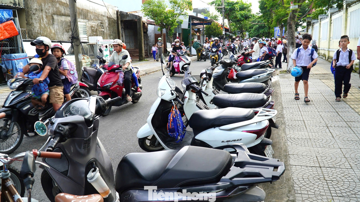 Phụ huynh xếp xe thẳng như căng chỉ trước trường học Đà Nẵng- Ảnh 10.