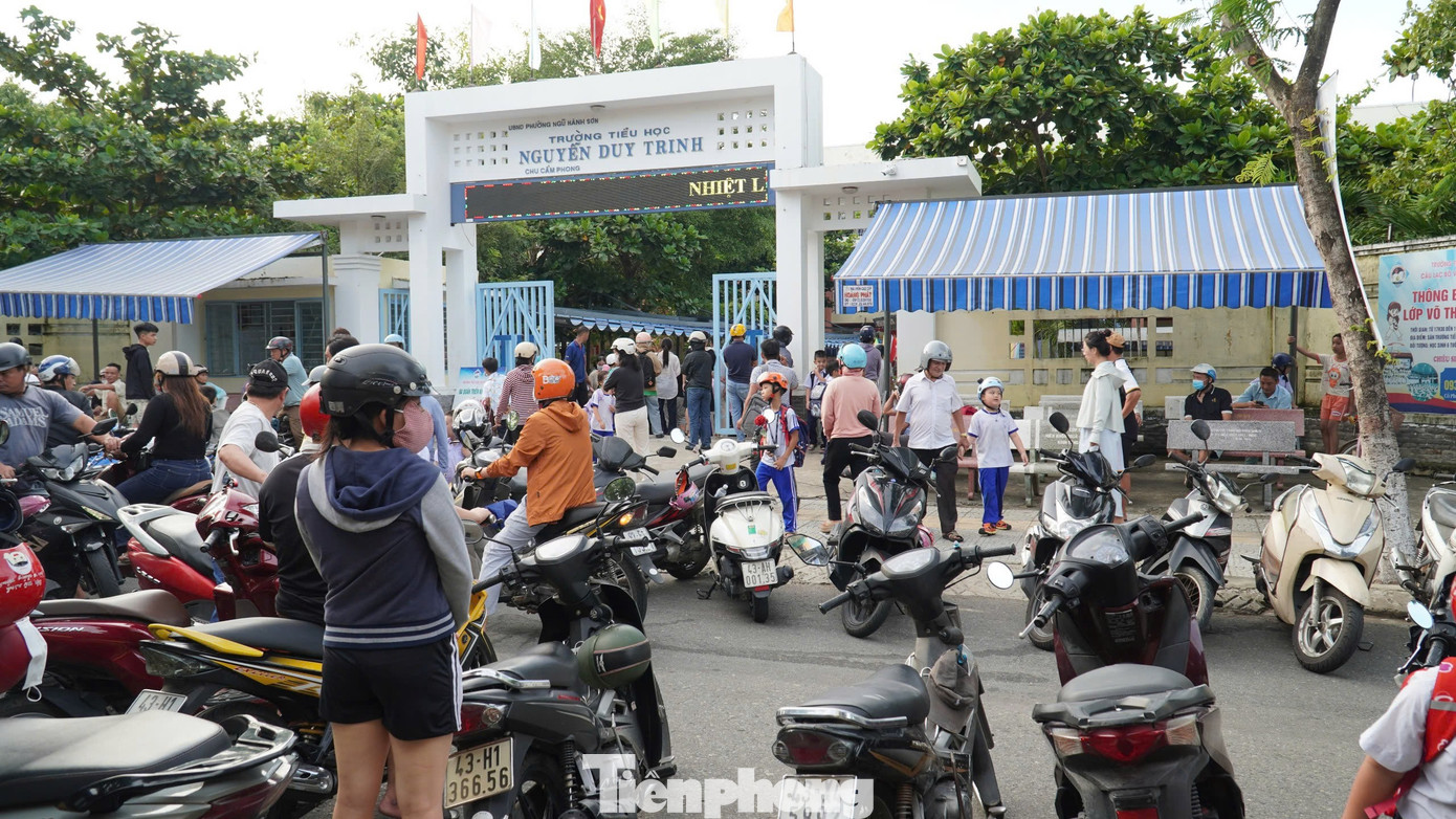 Phụ huynh xếp xe thẳng như căng chỉ trước trường học Đà Nẵng- Ảnh 8.