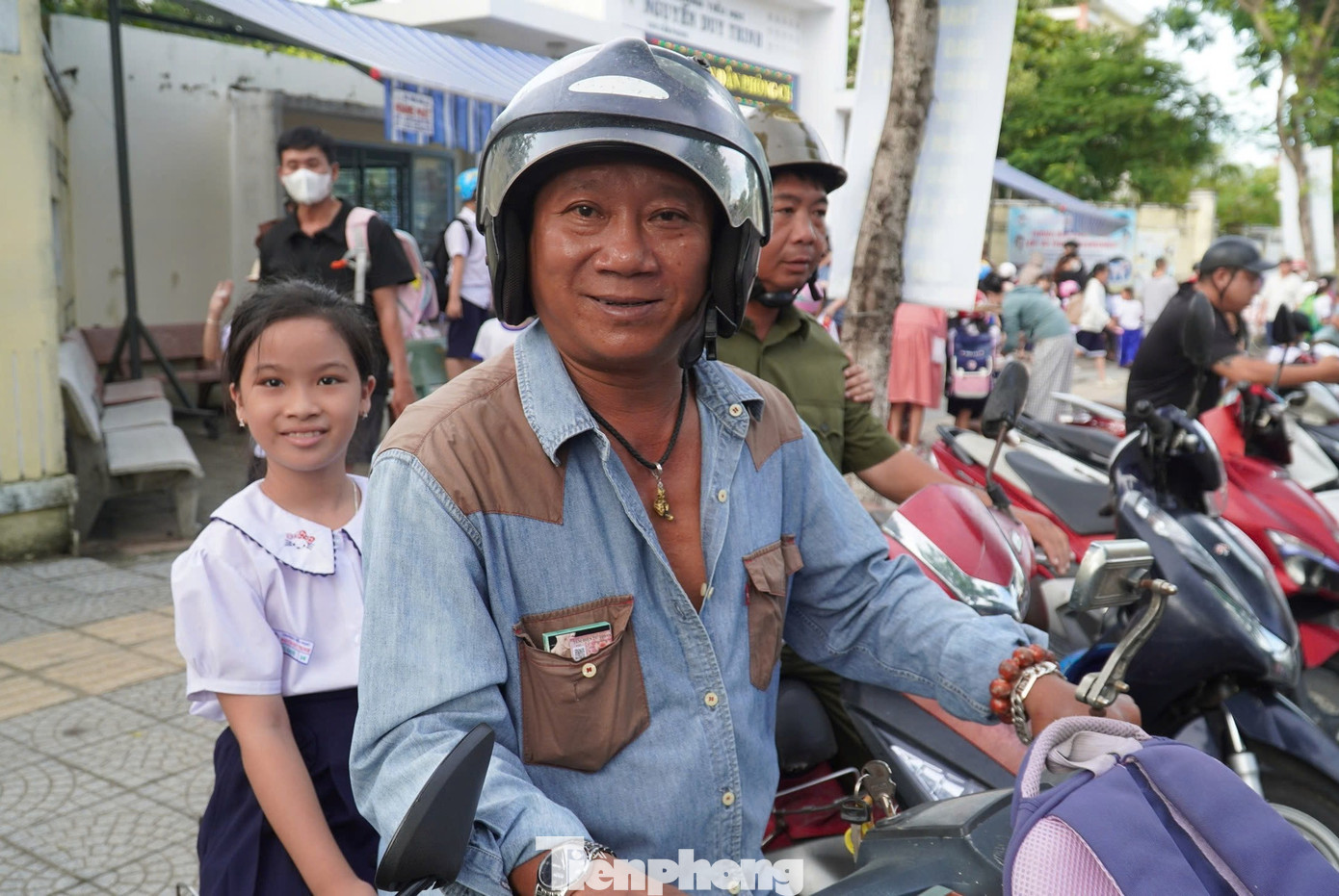 Phụ huynh xếp xe thẳng như căng chỉ trước trường học Đà Nẵng- Ảnh 3.