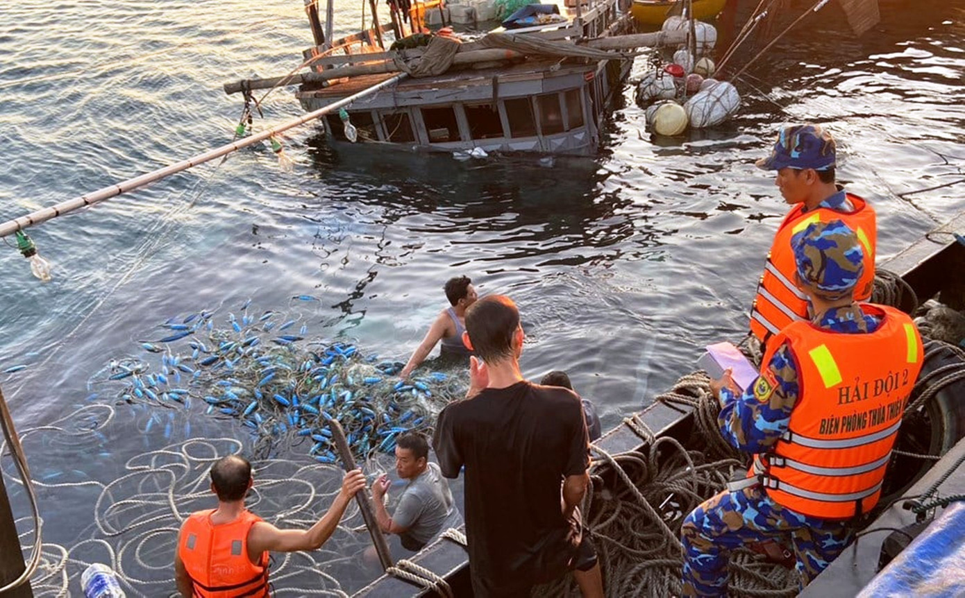 Tàu cá chìm sau va chạm tàu hàng trên biển ở Huế- Ảnh 1.