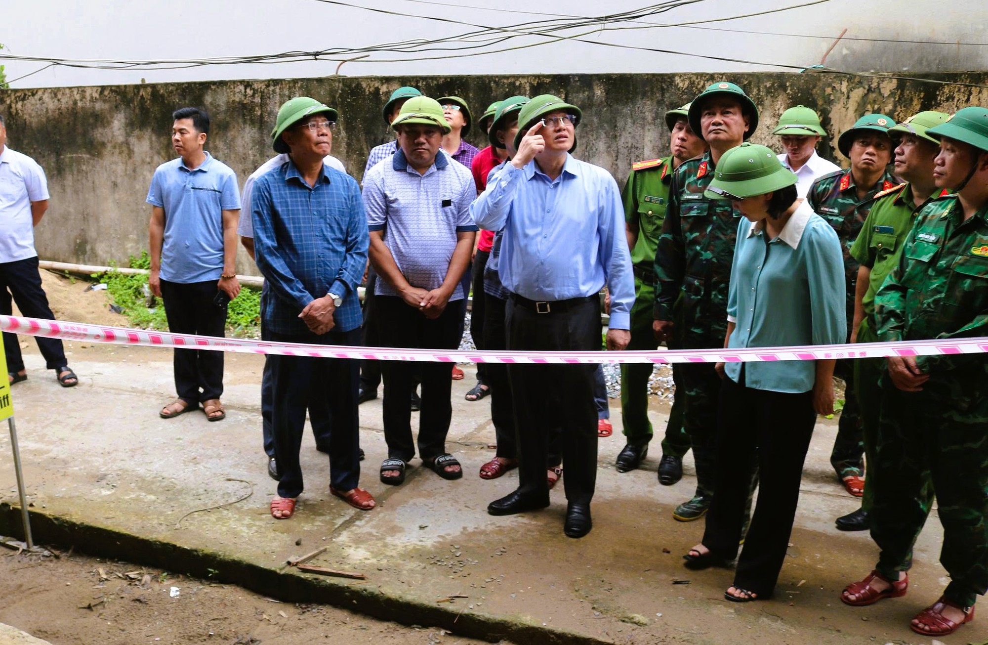 Nhiều khối đá nặng cả tấn trên núi sạt lở vào nhà dân, kiến nghị ban bố tình huống khẩn cấp- Ảnh 6.