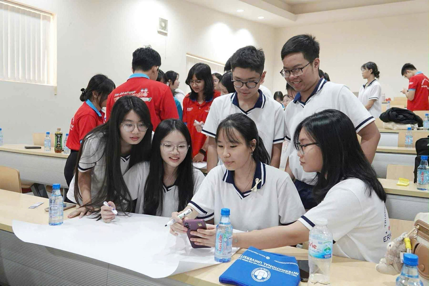 TPHCM thí điểm không cho học sinh dùng điện thoại giờ ra chơi- Ảnh 2.