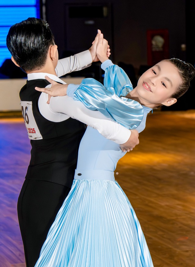 Con trai Kh&aacute;nh Thi - Phan Hiển cứ đi thi l&agrave; ẵm huy chương, gen 