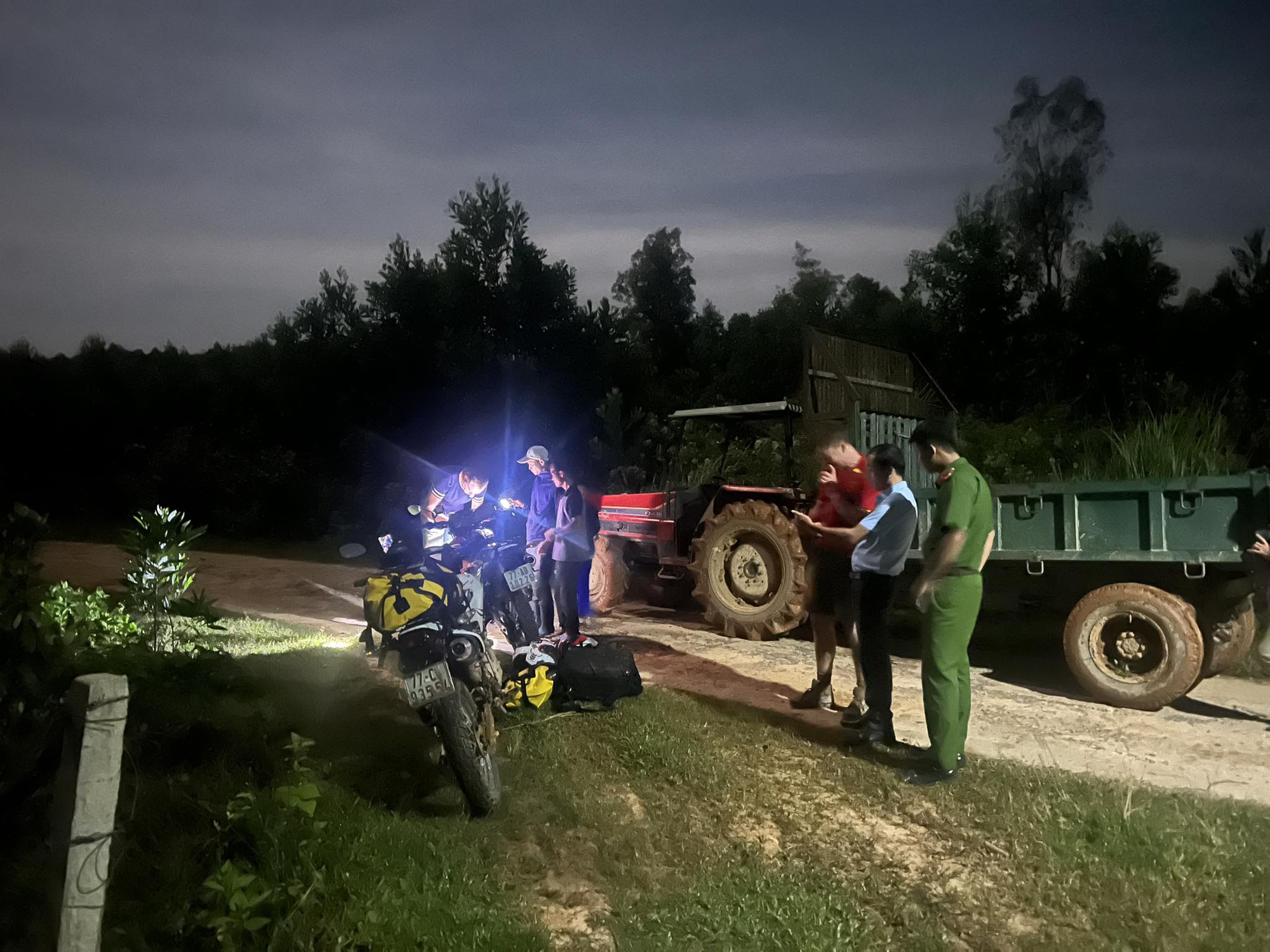 Nghẹt thở giải cứu 2 du khách Hà Lan lạc giữa rừng- Ảnh 1.