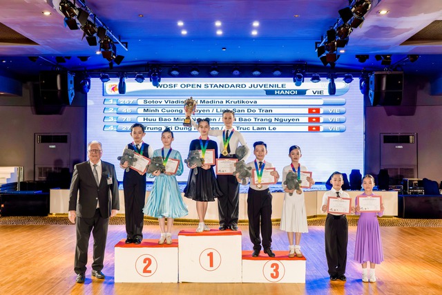 Con trai Kh&aacute;nh Thi - Phan Hiển cứ đi thi l&agrave; ẵm huy chương, gen 