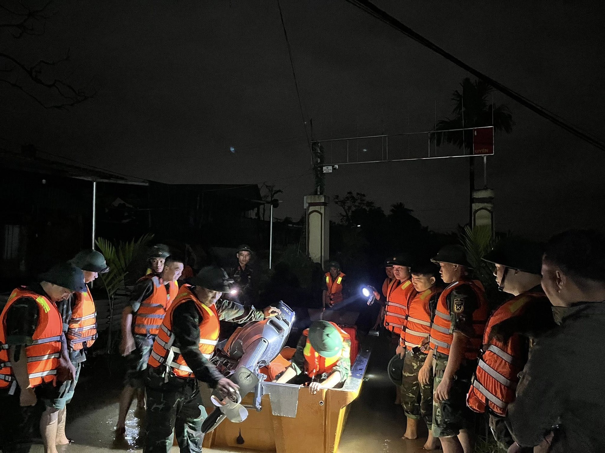 Không một thước phim điện ảnh nào có thể đẹp hơn: Màu áo xanh đến trong mưa, dầm mình giữa lũ giúp dân- Ảnh 1.