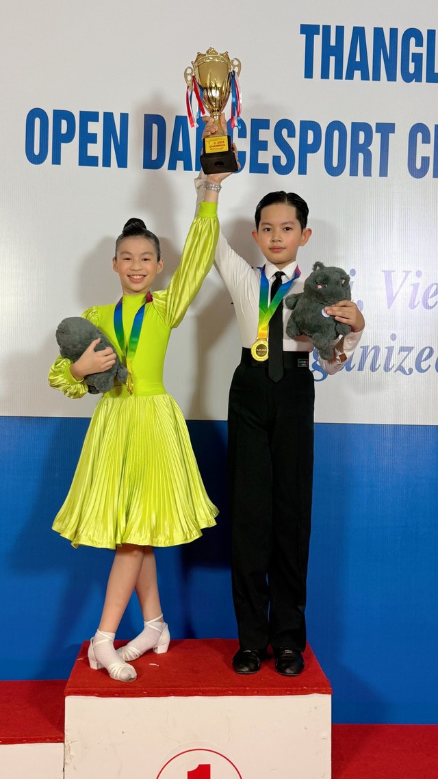 Con trai Kh&aacute;nh Thi - Phan Hiển cứ đi thi l&agrave; ẵm huy chương, gen 