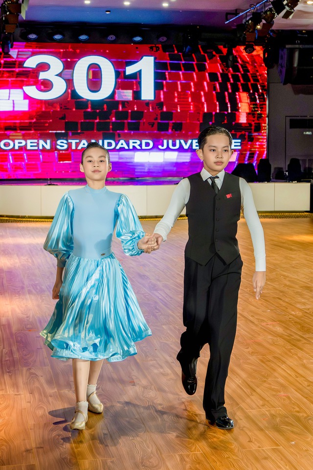 Con trai Kh&aacute;nh Thi - Phan Hiển cứ đi thi l&agrave; ẵm huy chương, gen 