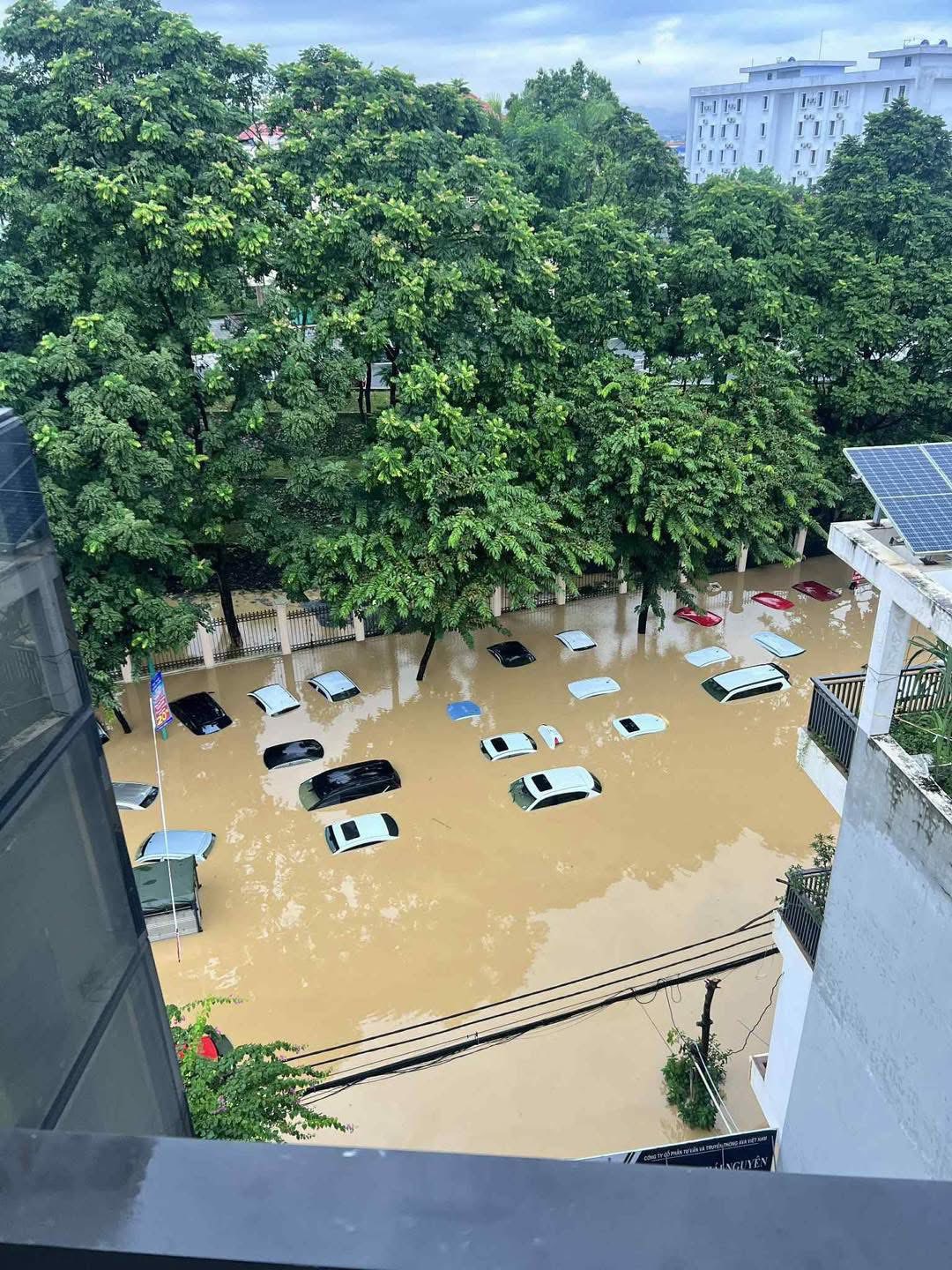 Đêm trắng tuyệt vọng ở Thái Nguyên: Pháo sáng S.O.S bắn lên, lời cầu cứu khắp nơi vì lũ dâng vượt mức lịch sử- Ảnh 7.
