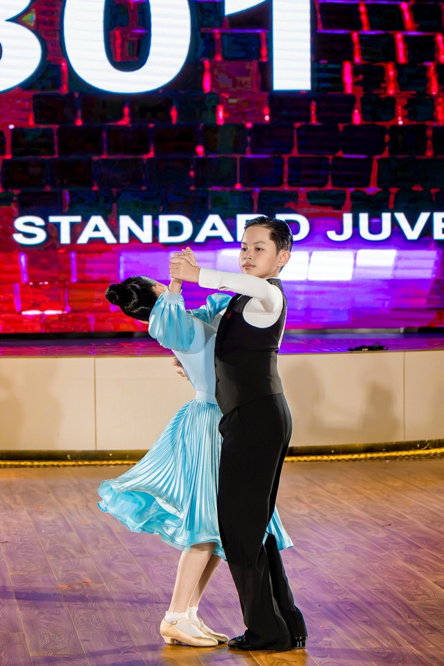 Con trai Kh&aacute;nh Thi - Phan Hiển cứ đi thi l&agrave; ẵm huy chương, gen 