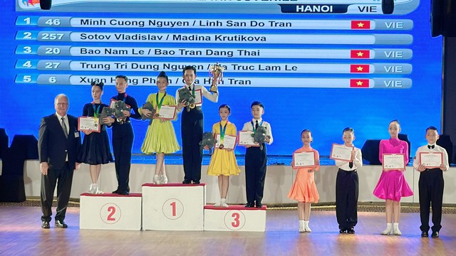 Con trai Kh&aacute;nh Thi - Phan Hiển cứ đi thi l&agrave; ẵm huy chương, gen 