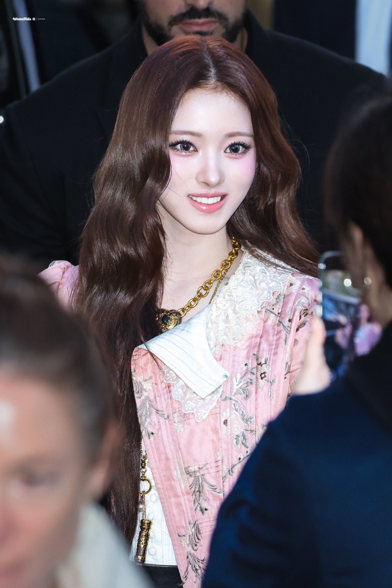 Mỹ nhân đẹp nhất Kpop thế hệ mới giả vờ nổi tiếng, "ê chề" ở trời Tây?- Ảnh 1.