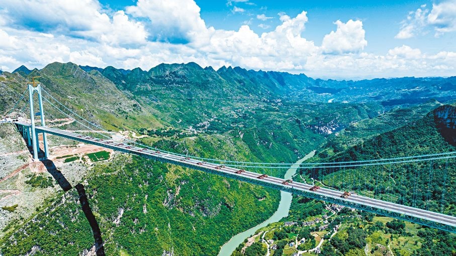 Trung Quốc xây cầu hơn 7.400 tỷ đồng bắc ngang qua “vết nứt của Trái đất”: Tích hợp cả khu du lịch trên không, du khách được ngồi uống cà phê ở độ cao hơn 600m- Ảnh 1.