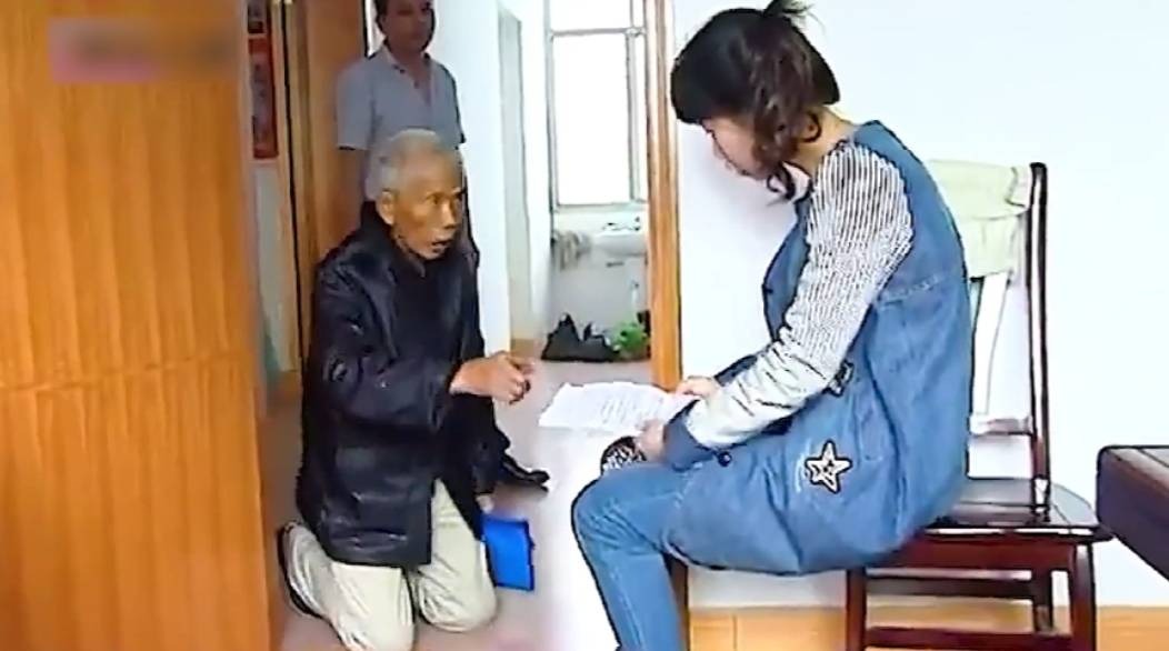 Người cha ung thư quỳ gối xin con gái ký tên vào di chúc, cô lạnh lùng quay đi và đáp: "Dựa vào đâu mà tôi phải làm thế?"- Ảnh 1.