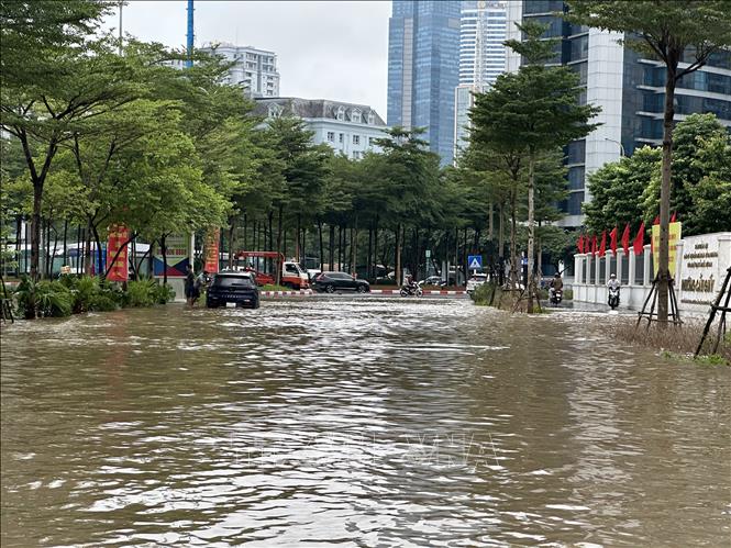 Hà Nội: Vẫn còn nhiều điểm ngập sâu, giao thông khó khăn- Ảnh 1.