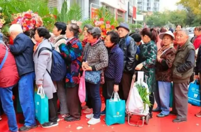 Cụ bà U70  đi sự kiện nhận quà miễn phí, 1 năm sau được thông báo nợ 5 gói bảo hiểm, tổng 500 triệu đồng: "Nhân viên nói không phải khoản vay, chỉ cần tôi ký giúp"- Ảnh 2.