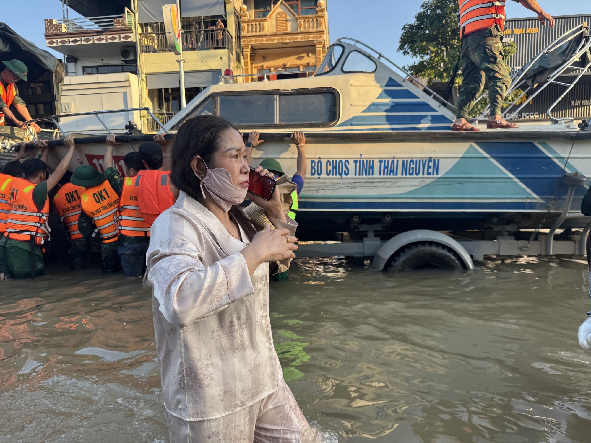 Thái Nguyên và những giọt nước mắt trong lũ dữ: "Con cháu tôi 3 ngày nay không có cơm"- Ảnh 2.