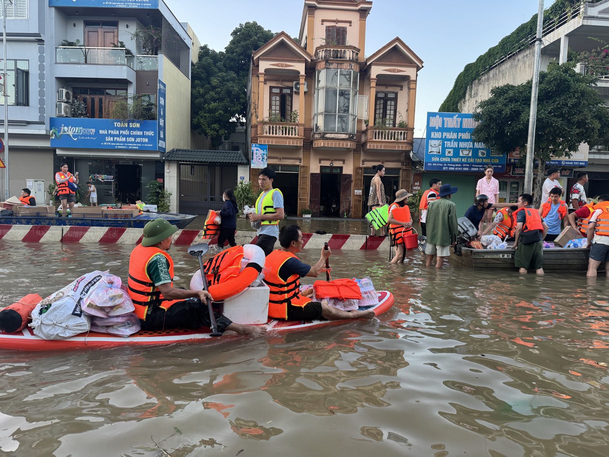 Thái Nguyên và những giọt nước mắt trong lũ dữ: "Con cháu tôi 3 ngày nay không có cơm"- Ảnh 1.