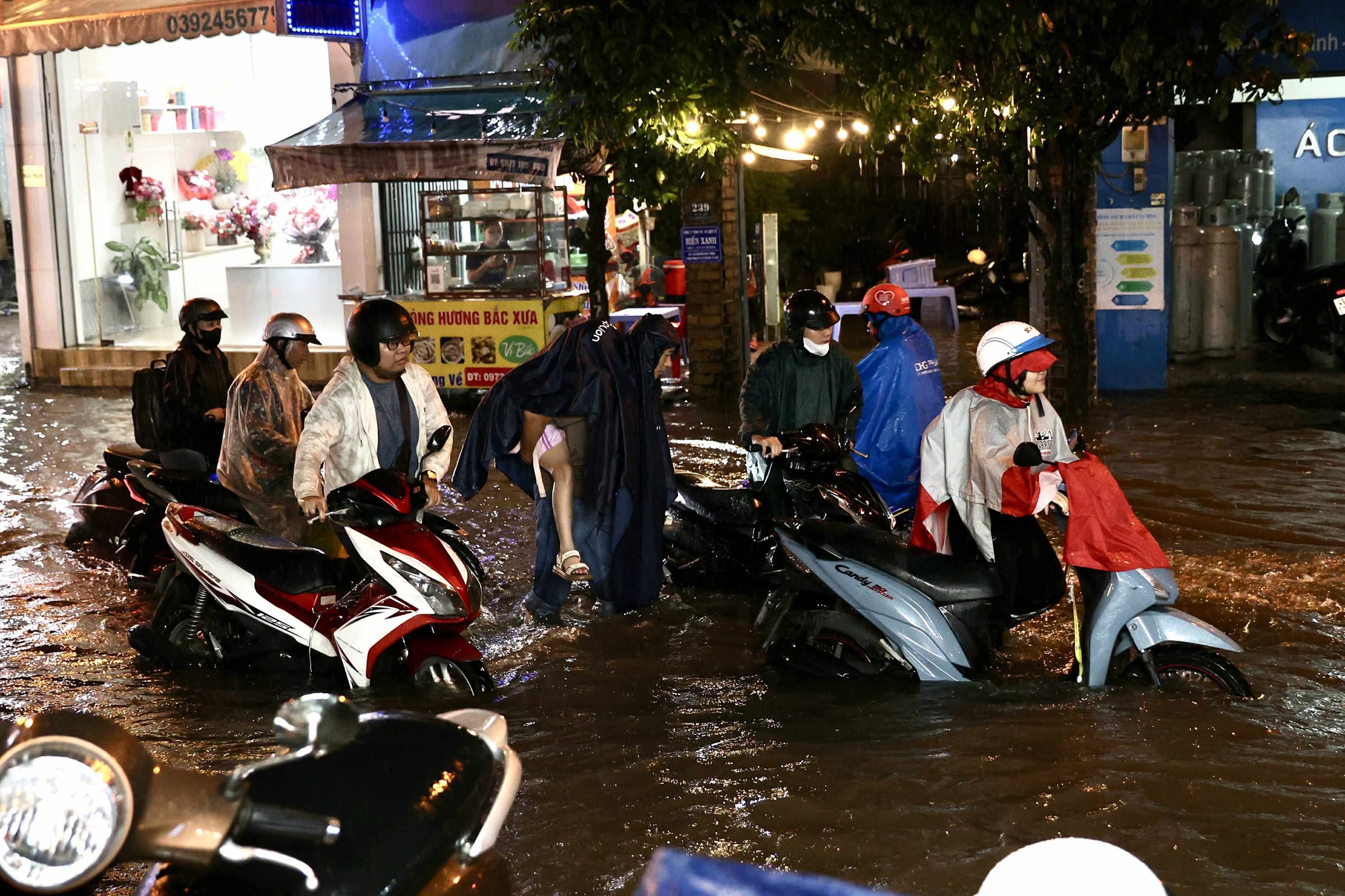 Đến lượt TP.HCM mưa và ngập!- Ảnh 7.