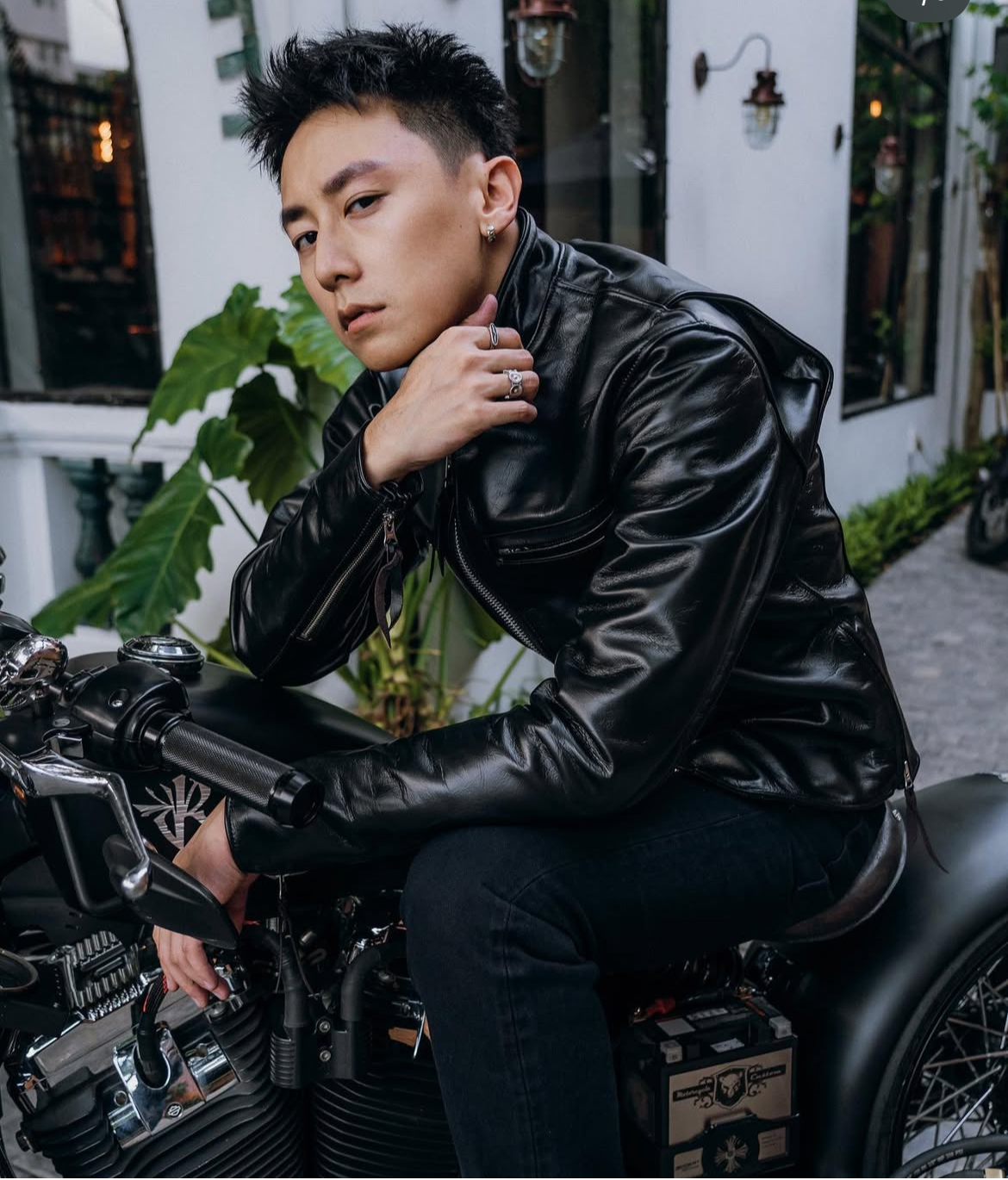 "Nam thần Vbiz" Rocker Nguyễn công khai ôm hôn bạn gái?- Ảnh 4.