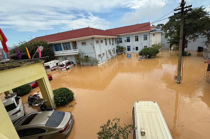 Cô lập giữa biển nước, bệnh viện ở Lạng Sơn 'cầm cự' từng giờ- Ảnh 3.