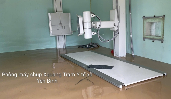 Cô lập giữa biển nước, bệnh viện ở Lạng Sơn 'cầm cự' từng giờ- Ảnh 1.