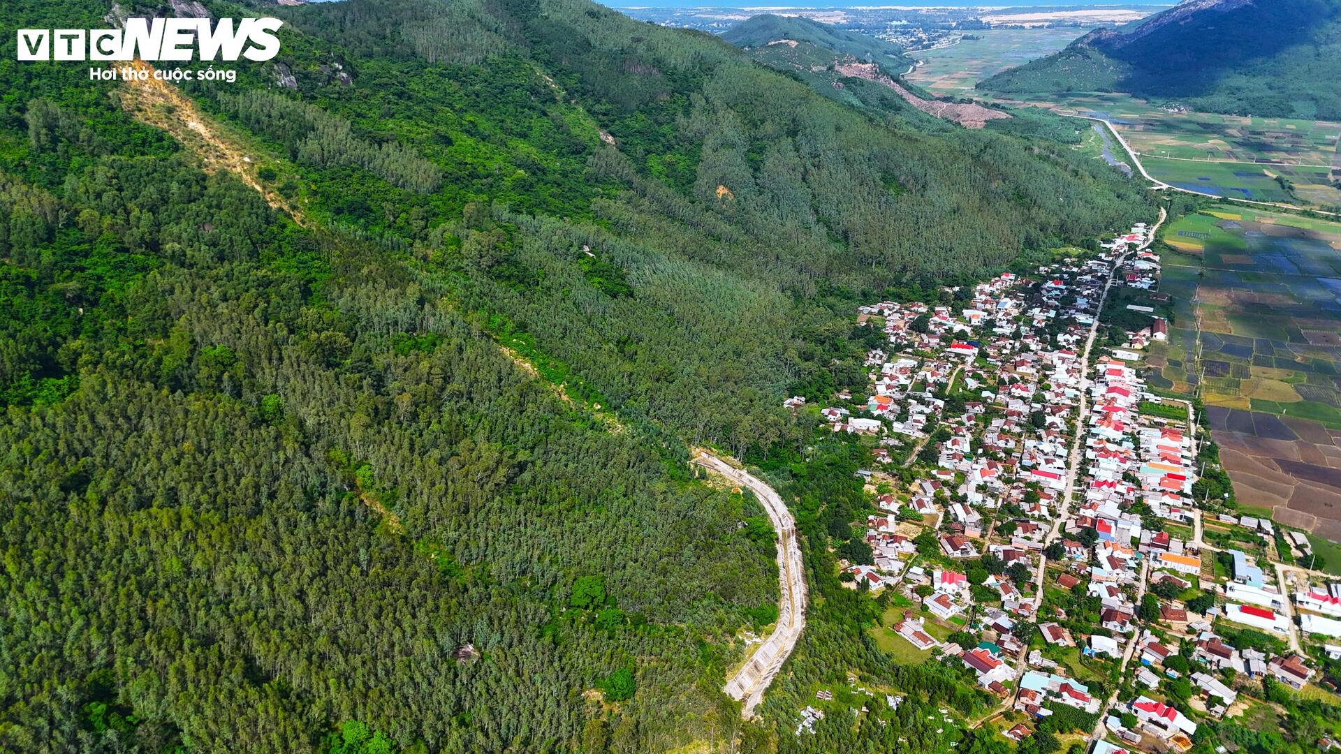 4 năm sau sạt lở kinh hoàng, người dân dưới chân núi Cấm vẫn ôm đồ đi ở nhờ- Ảnh 2.