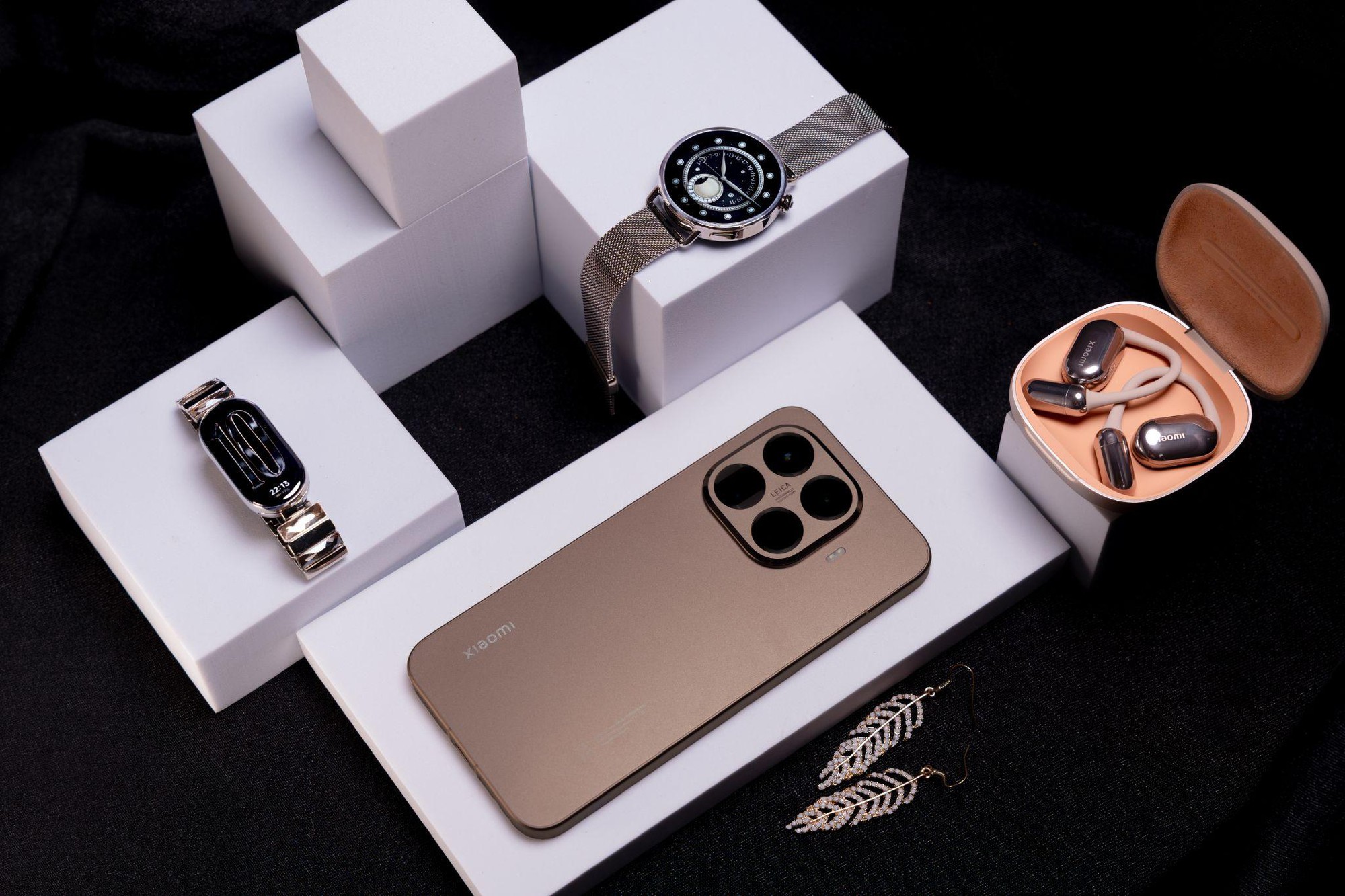 Xiaomi Gold Collection với Xiaomi 15T Series cùng loạt thiết bị đeo thông minh: Khi công nghệ khoác lên mình sắc vàng thời thượng- Ảnh 1.