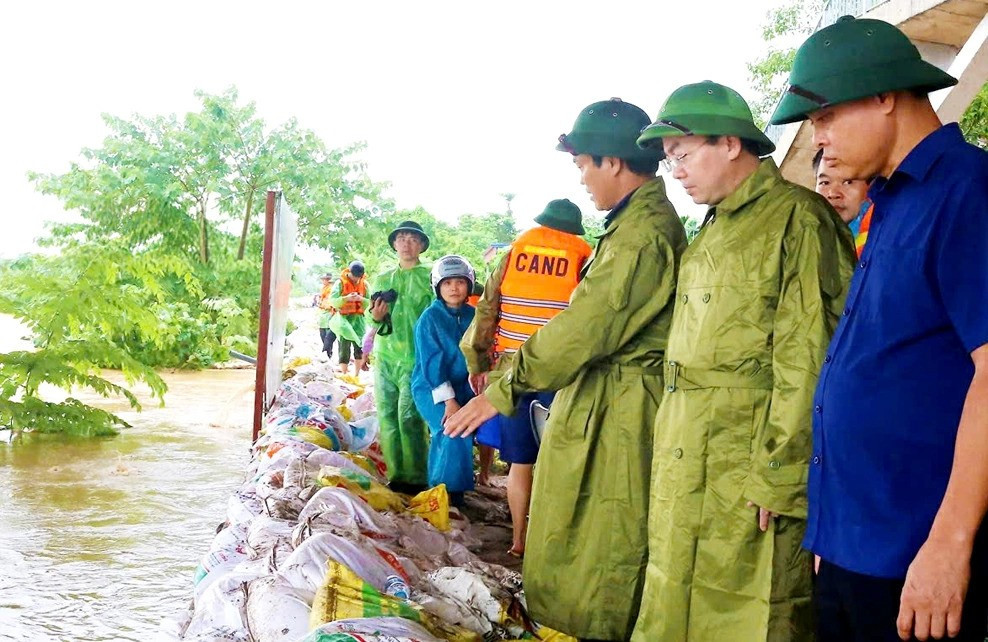 Lũ sông Cầu đạt đỉnh, trung tâm tỉnh Thái Nguyên chìm trong biển nước- Ảnh 7.