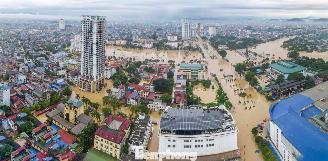 Lũ sông Cầu đạt đỉnh, trung tâm tỉnh Thái Nguyên chìm trong biển nước- Ảnh 1.