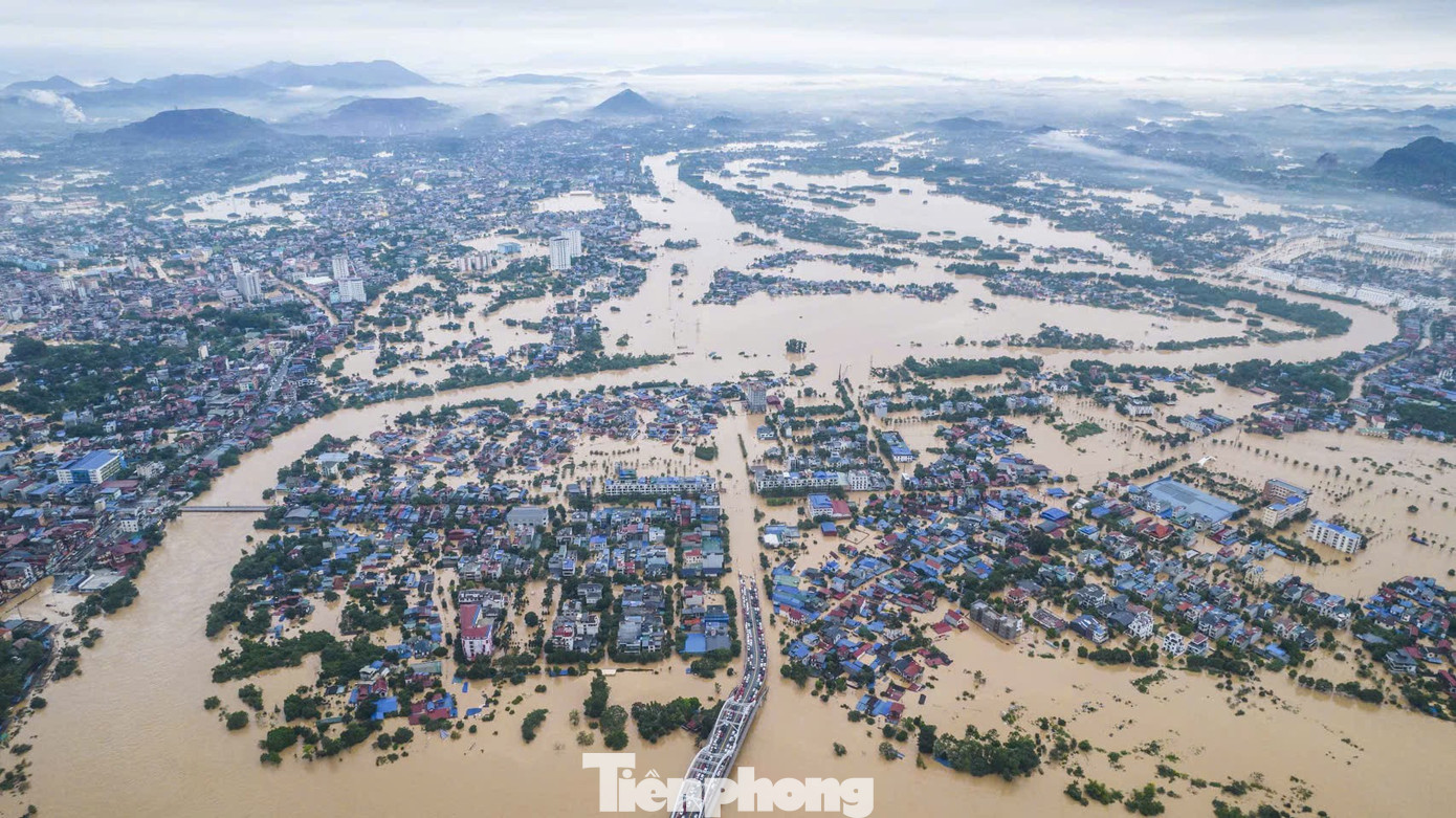 Lũ sông Cầu đạt đỉnh, trung tâm tỉnh Thái Nguyên chìm trong biển nước- Ảnh 4.