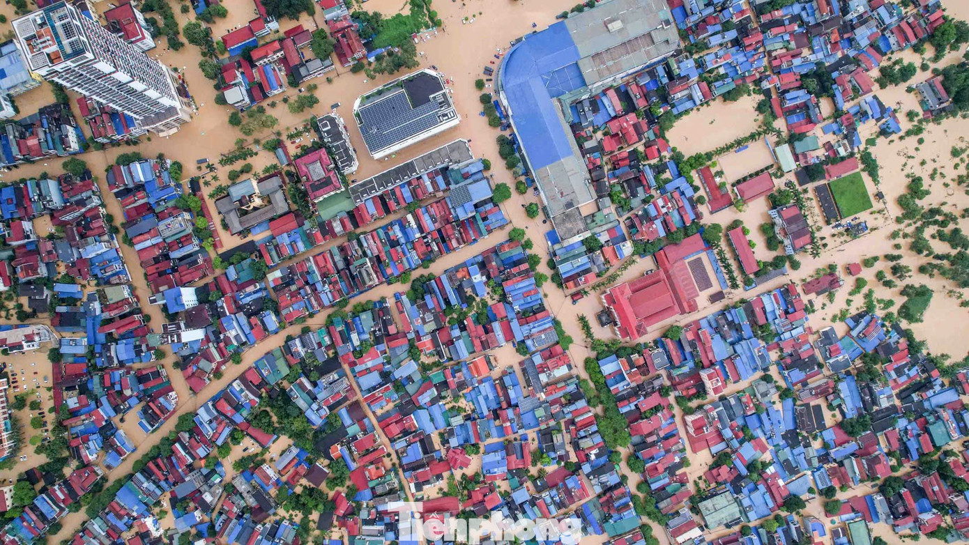 Lũ sông Cầu đạt đỉnh, trung tâm tỉnh Thái Nguyên chìm trong biển nước- Ảnh 3.