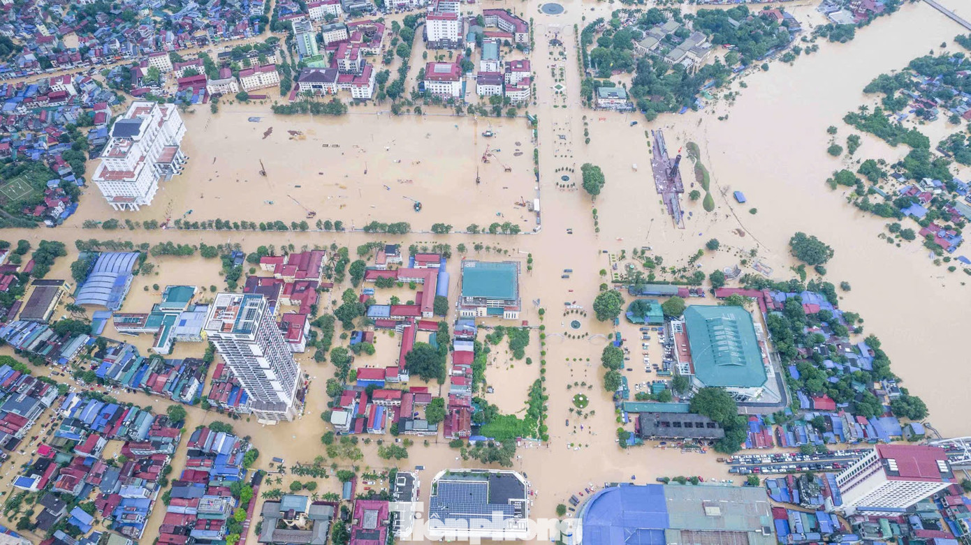 Lũ sông Cầu đạt đỉnh, trung tâm tỉnh Thái Nguyên chìm trong biển nước- Ảnh 2.