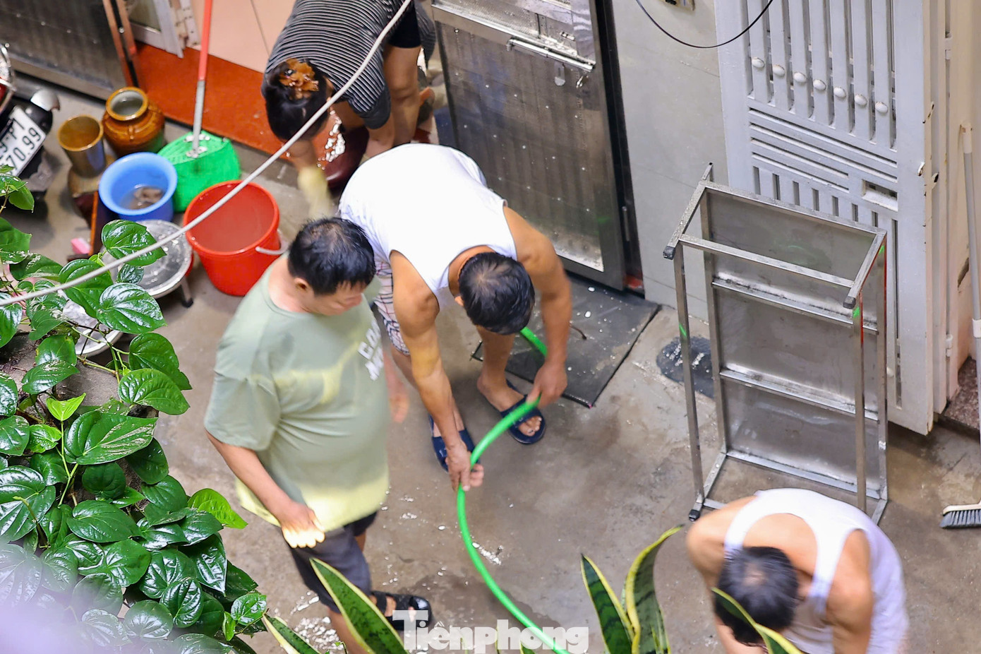 Người Hà Nội thức trắng cứu xe, dọn nhà giữa ngổn ngang bùn nước- Ảnh 14.
