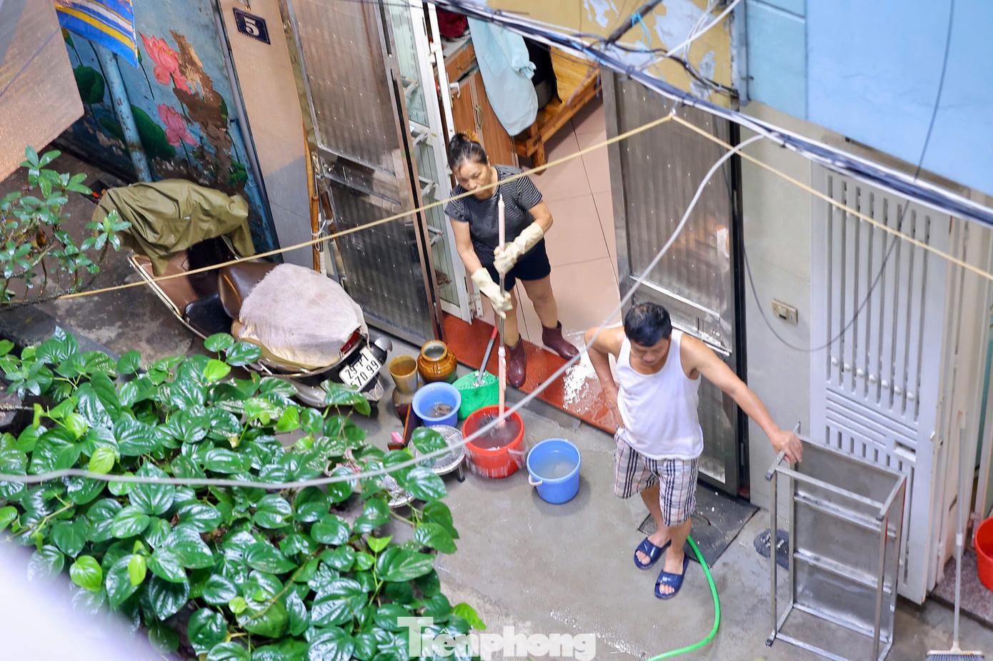 Người Hà Nội thức trắng cứu xe, dọn nhà giữa ngổn ngang bùn nước- Ảnh 13.