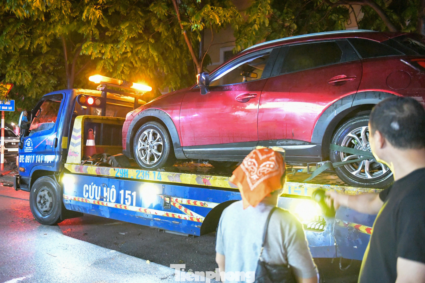 Người Hà Nội thức trắng cứu xe, dọn nhà giữa ngổn ngang bùn nước- Ảnh 2.
