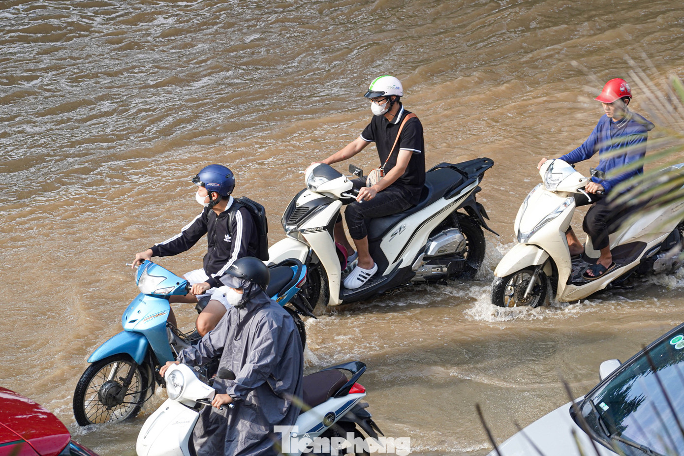 Người Hà Nội thức trắng cứu xe, dọn nhà giữa ngổn ngang bùn nước- Ảnh 22.