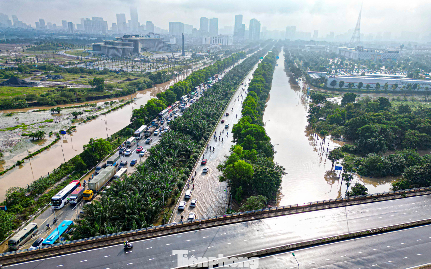 Người Hà Nội thức trắng cứu xe, dọn nhà giữa ngổn ngang bùn nước- Ảnh 20.