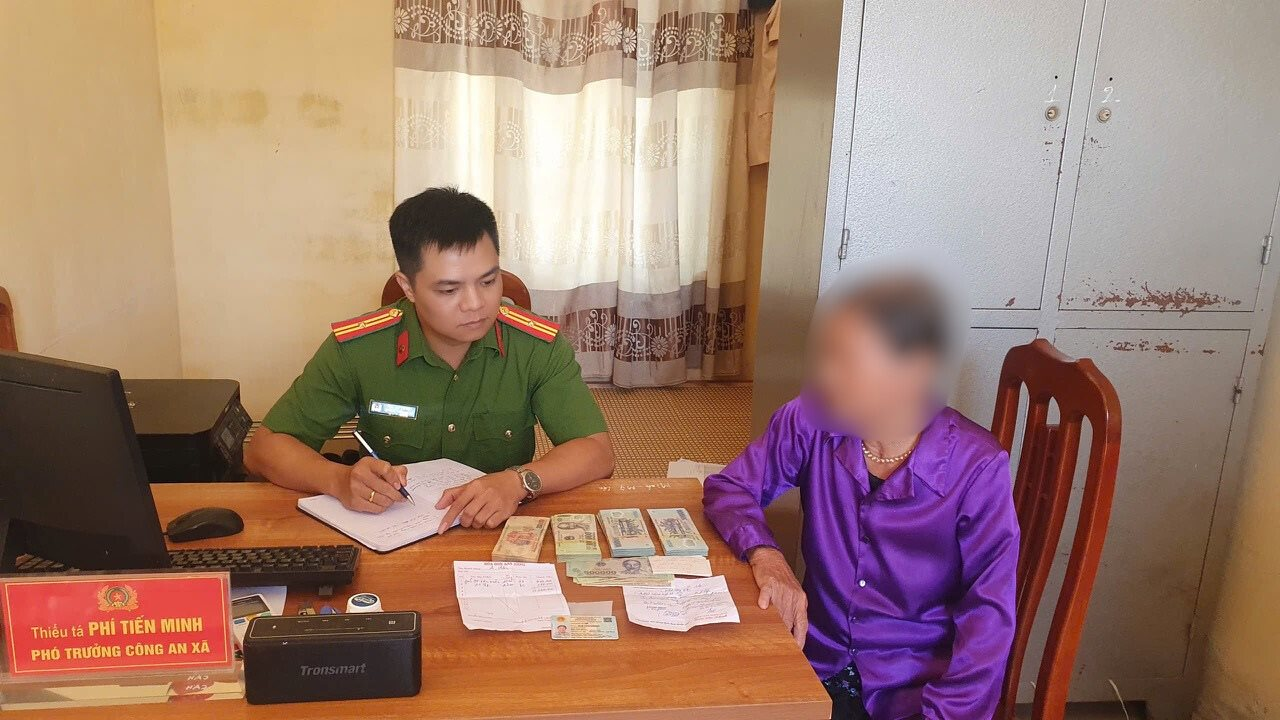 Cụ bà 88 tuổi nhờ người thân chở đến ngân hàng để giao dịch 130 triệu đồng: Công an Hưng Yên xác định tính nghiêm trọng, lập tức vào cuộc- Ảnh 2.
