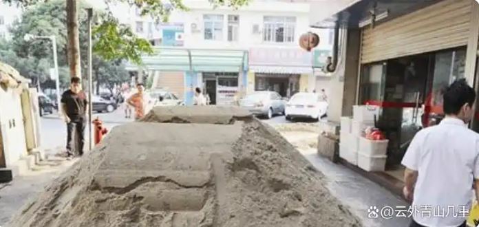 Thấy siêu thị đông khách, chủ mặt bằng tăng giá tiền thuê từ 629 triệu lên 1,6 tỷ đồng/năm, bị từ chối thì đổ đá, cát chặn trước cửa: “Không đồng ý tôi lại đổ thêm”- Ảnh 2. Thấy siêu thị đông khách, chủ mặt bằng tăng giá tiền thuê từ 629 triệu lên 1,6 tỷ đồng/năm, bị từ chối thì đổ đá, cát chặn trước cửa: “Không đồng ý tôi lại đổ thêm”- Ảnh 2.