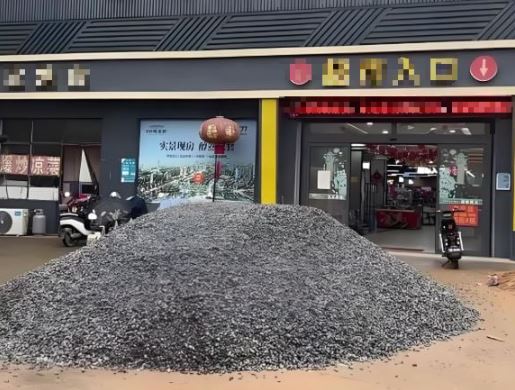 Thấy siêu thị đông khách, chủ mặt bằng tăng giá tiền thuê từ 629 triệu lên 1,6 tỷ đồng/năm, bị từ chối thì đổ đá, cát chặn trước cửa: “Không đồng ý tôi lại đổ thêm”- Ảnh 1. Thấy siêu thị đông khách, chủ mặt bằng tăng giá tiền thuê từ 629 triệu lên 1,6 tỷ đồng/năm, bị từ chối thì đổ đá, cát chặn trước cửa: “Không đồng ý tôi lại đổ thêm”- Ảnh 1.