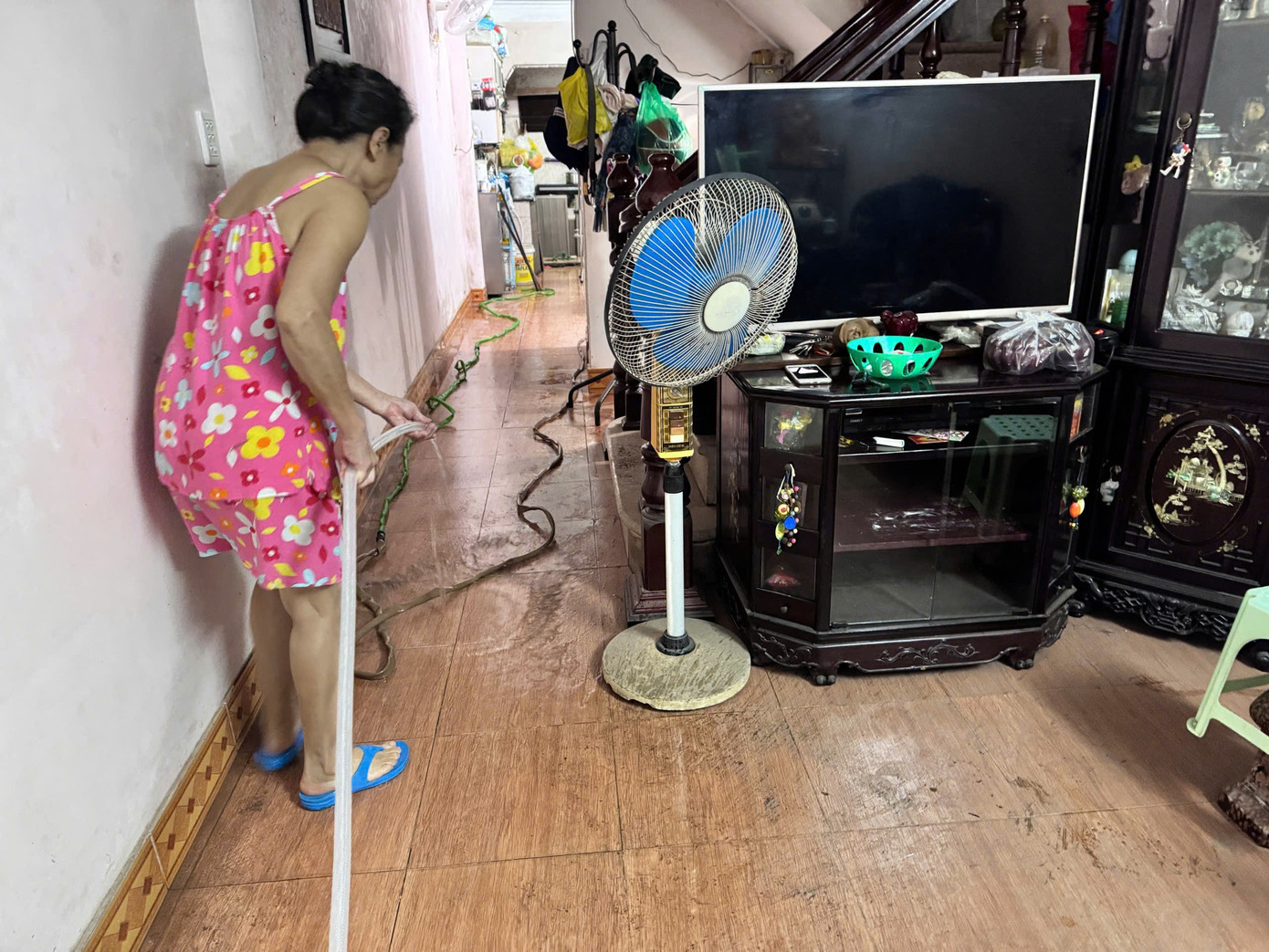 Người Hà Nội thức trắng cứu xe, dọn nhà giữa ngổn ngang bùn nước- Ảnh 12.
