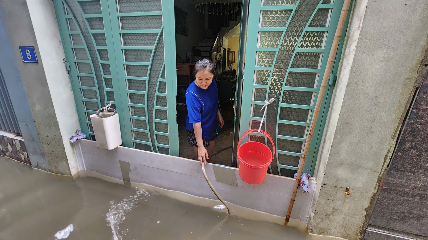 Người Hà Nội thức trắng cứu xe, dọn nhà giữa ngổn ngang bùn nước- Ảnh 16.