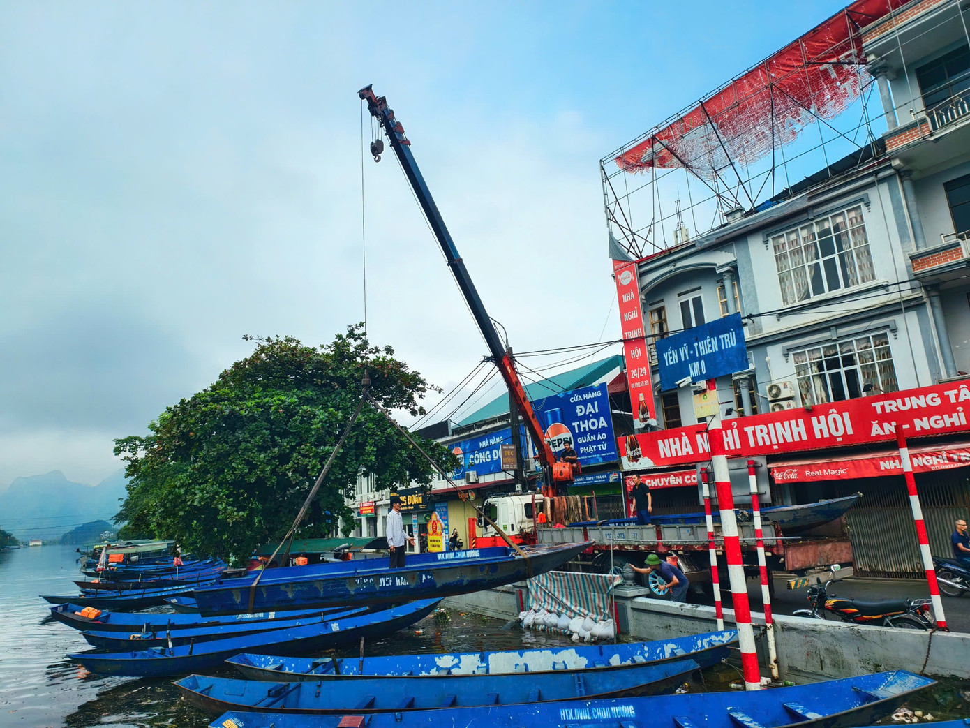 100 thuyền, xuồng từ Chùa Hương tiến về vùng lũ trợ giúp người dân Thái Nguyên, Bắc Ninh- Ảnh 1.