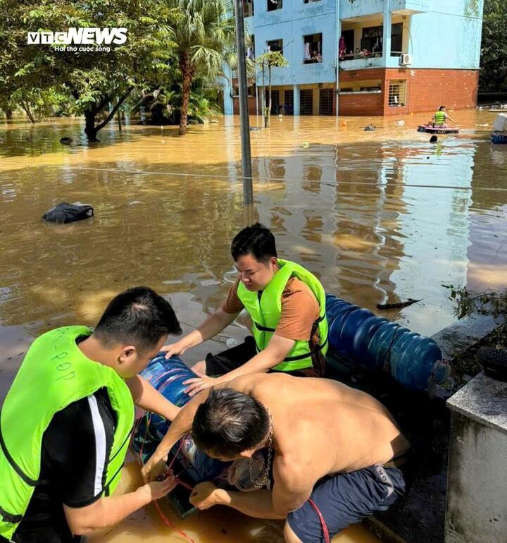 Sinh viên bị cô lập giữa lũ, trường đại học lập đội cứu trợ khẩn cấp trong đêm- Ảnh 4.