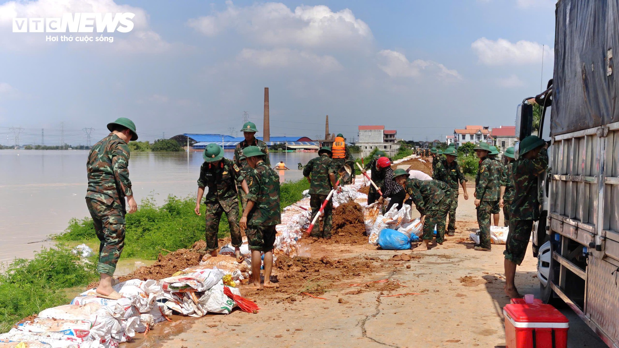 Bí thư chi bộ thôn ở Bắc Ninh tử vong khi tham gia chống lũ- Ảnh 1.