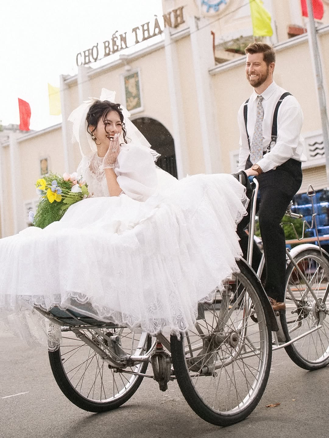 Vợ Việt "lỡ miệng" nói thích hoàng hôn, chồng Tây lái máy bay riêng chở đi ngắm rồi vòng về ăn phở- Ảnh 5.