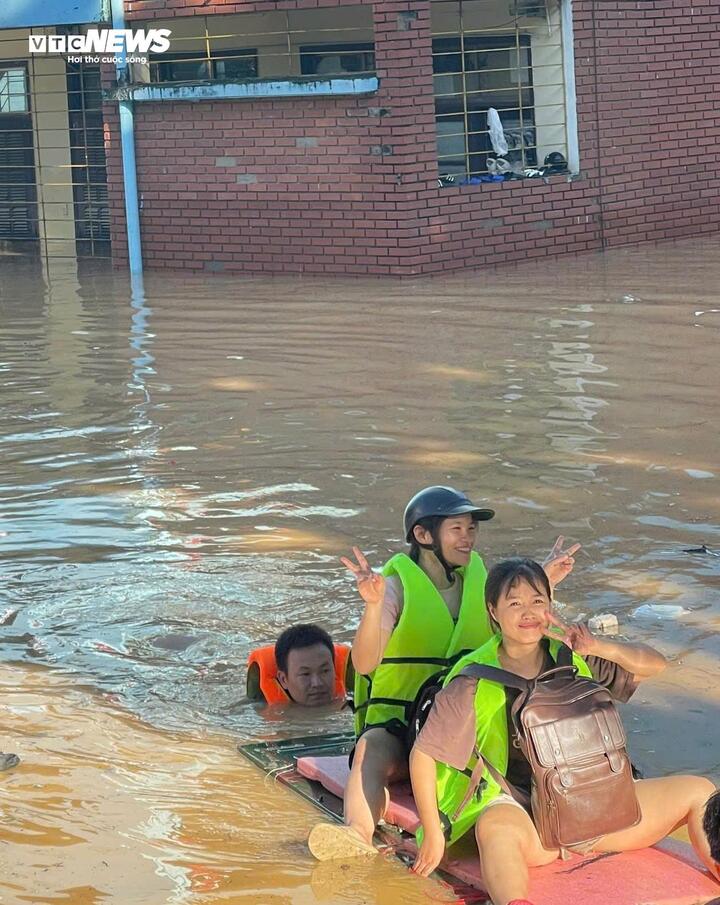 Sinh viên bị cô lập giữa lũ, trường đại học lập đội cứu trợ khẩn cấp trong đêm- Ảnh 3.