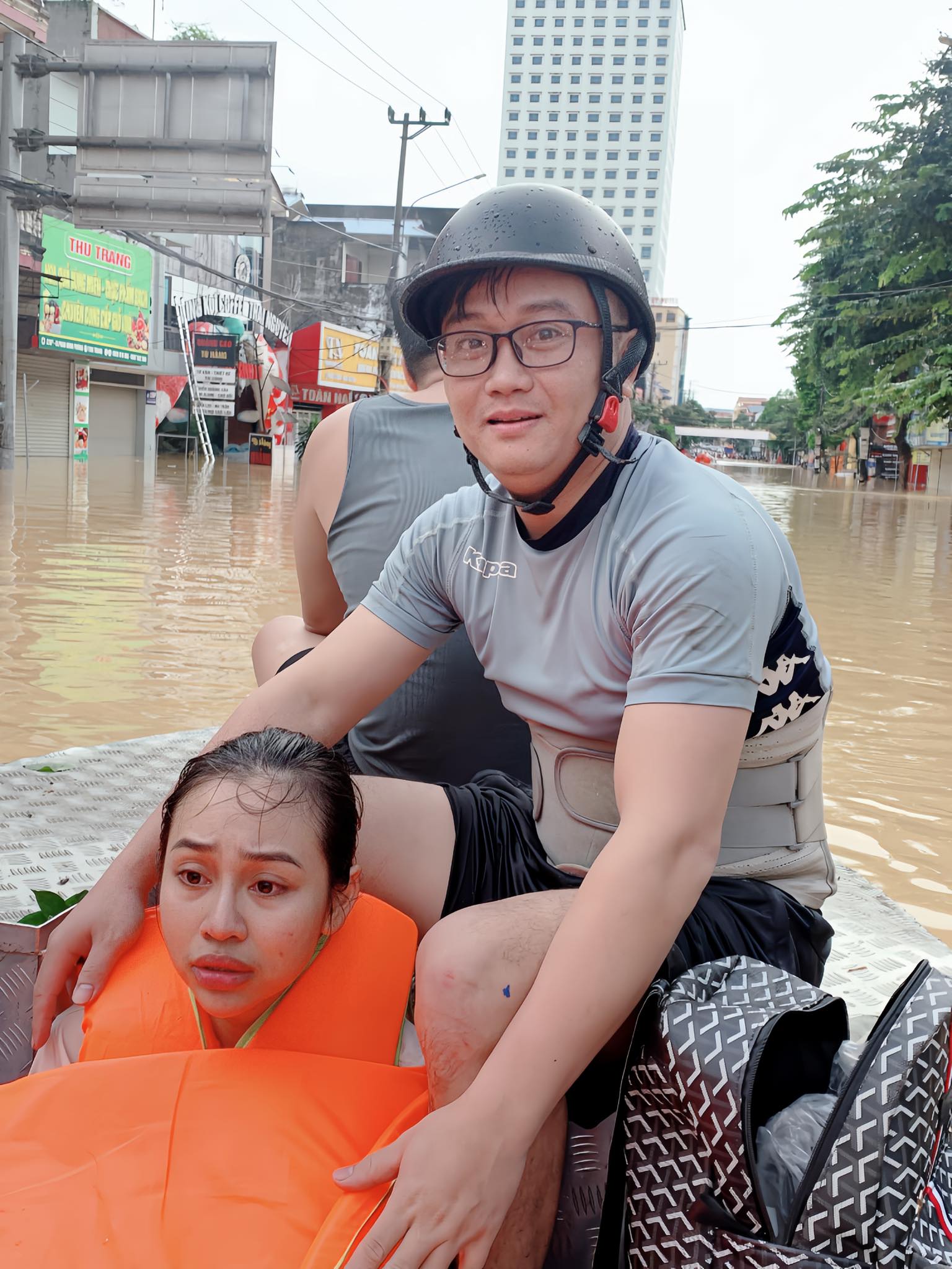 "Người hùng thầm lặng" giữa dòng nước lũ: Ông bố 6 con vượt hàng trăm cây số từ Hà Nội về Thái Nguyên để hỗ trợ người dân vùng lũ- Ảnh 1.