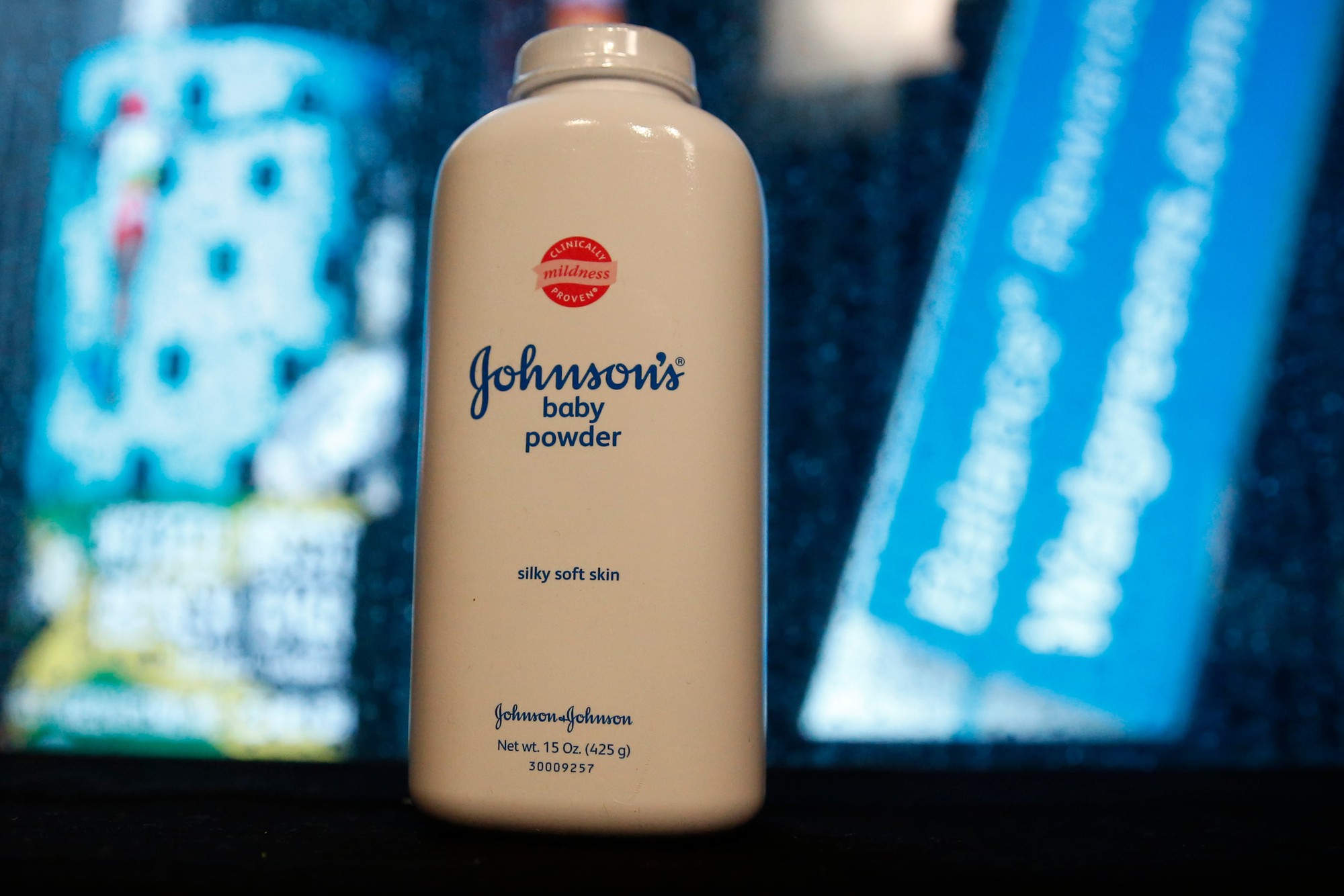Johnson & Johnson bị tuyên bồi thường gần 25.000 tỷ đồng vì phấn rôm chứa chất gây ung thư, đối mặt hơn 67.000 vụ kiện- Ảnh 1.